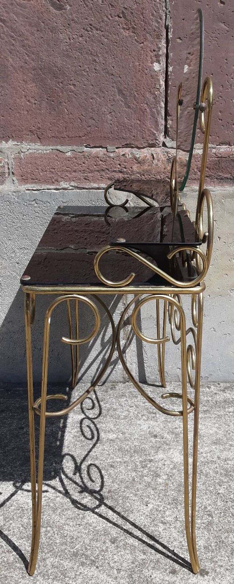 Coiffeuse et chaise en métal doré et opaline.