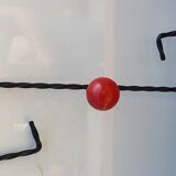 Porte manteau fer forgé et boules bois rouges