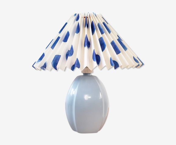 Lampe bleue et abat-jour plissé