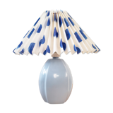 Lampe bleue et abat-jour plissé