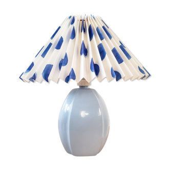 Lampe bleue et abat-jour plissé