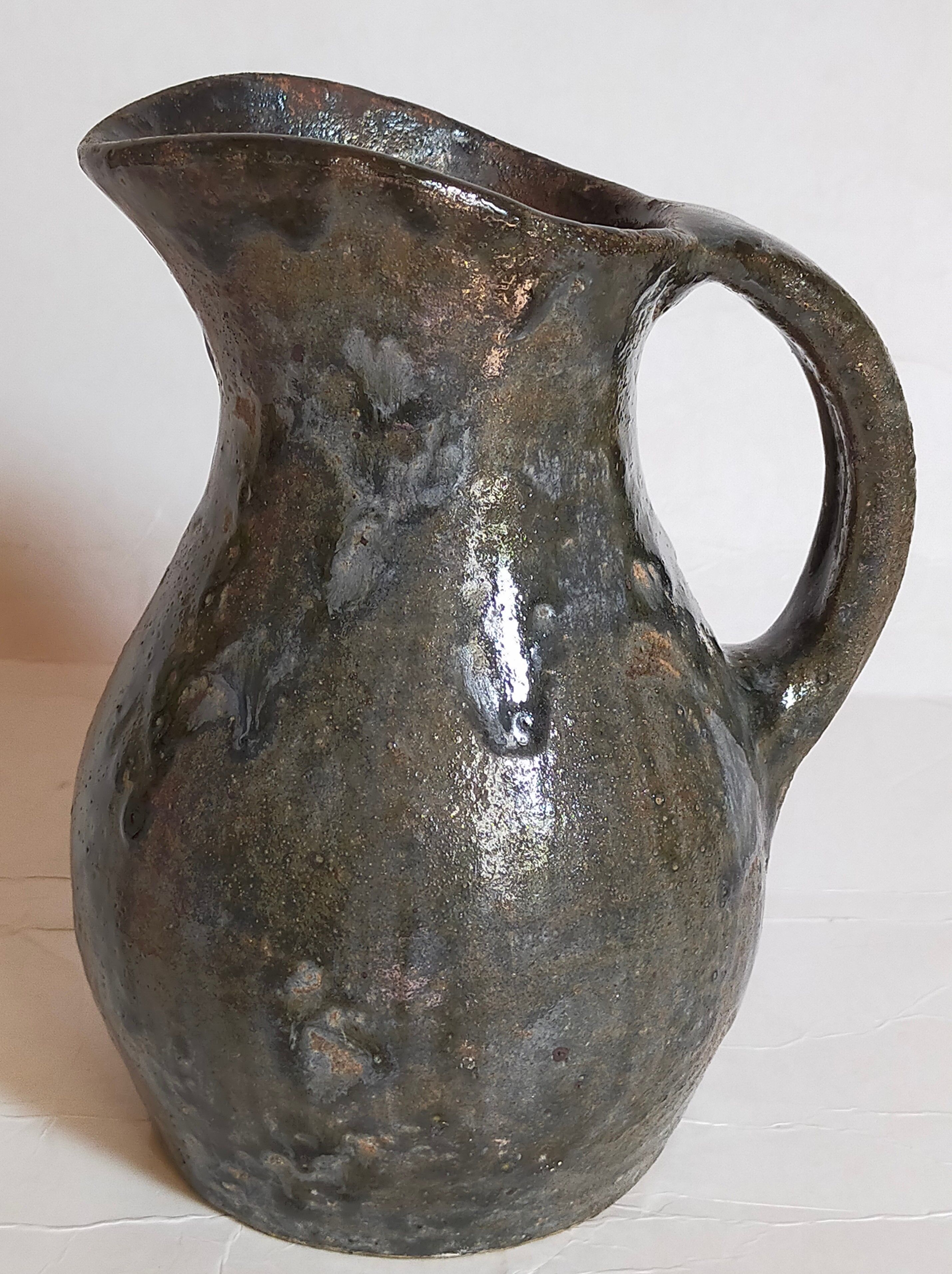 Potter's pitcher Art-popular in old enamelled earth