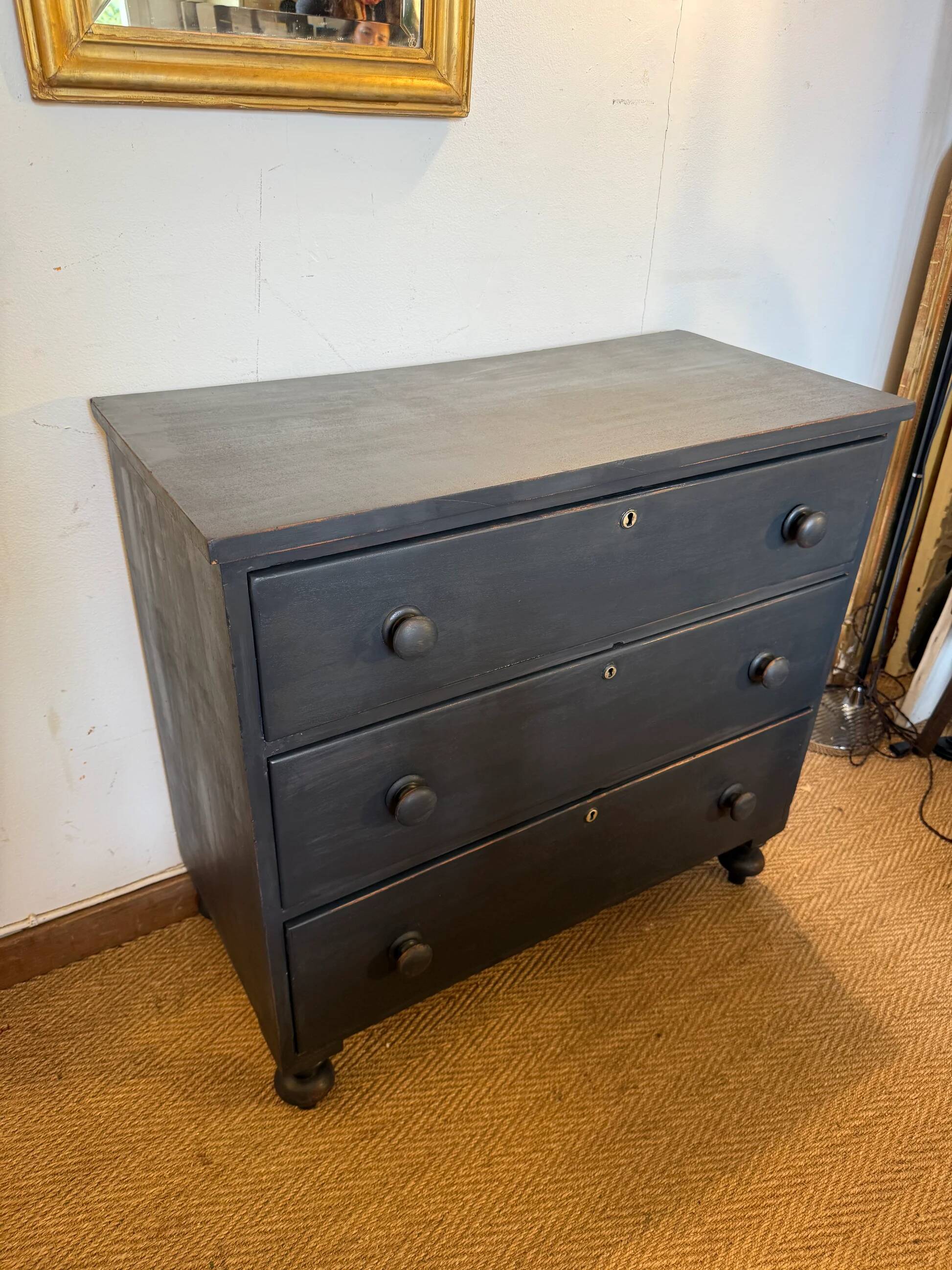 Commode anglaise en bois patiné noir