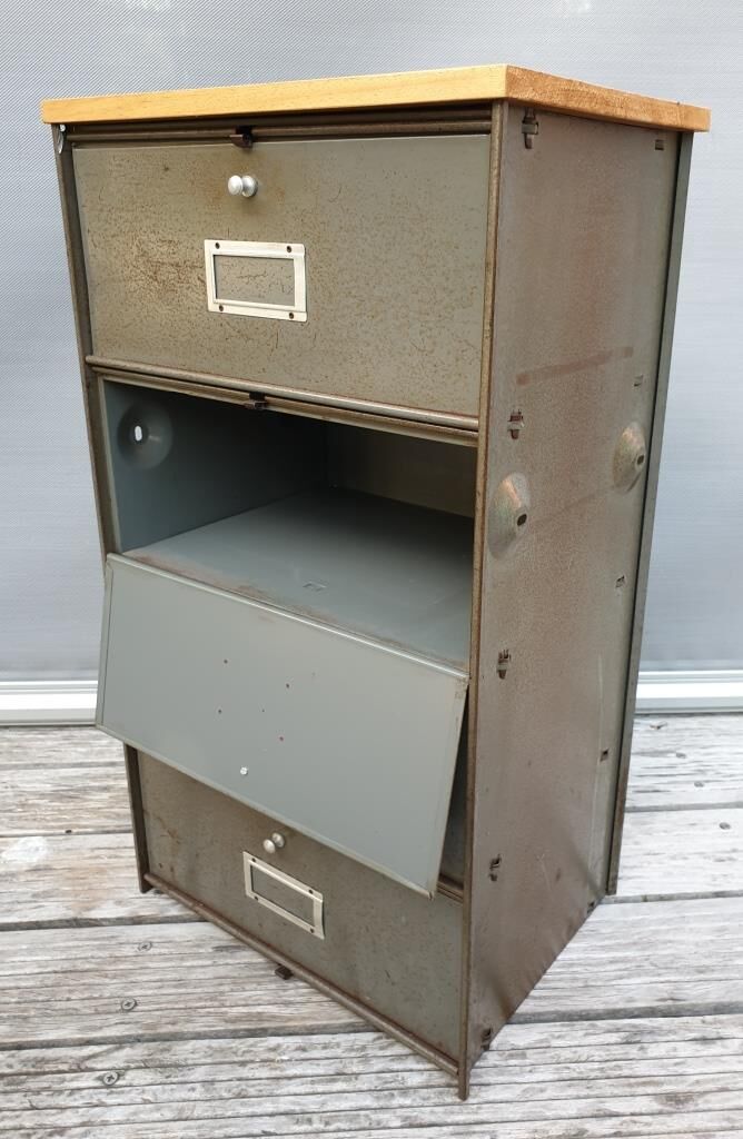 Column 4 grey roneo flappers