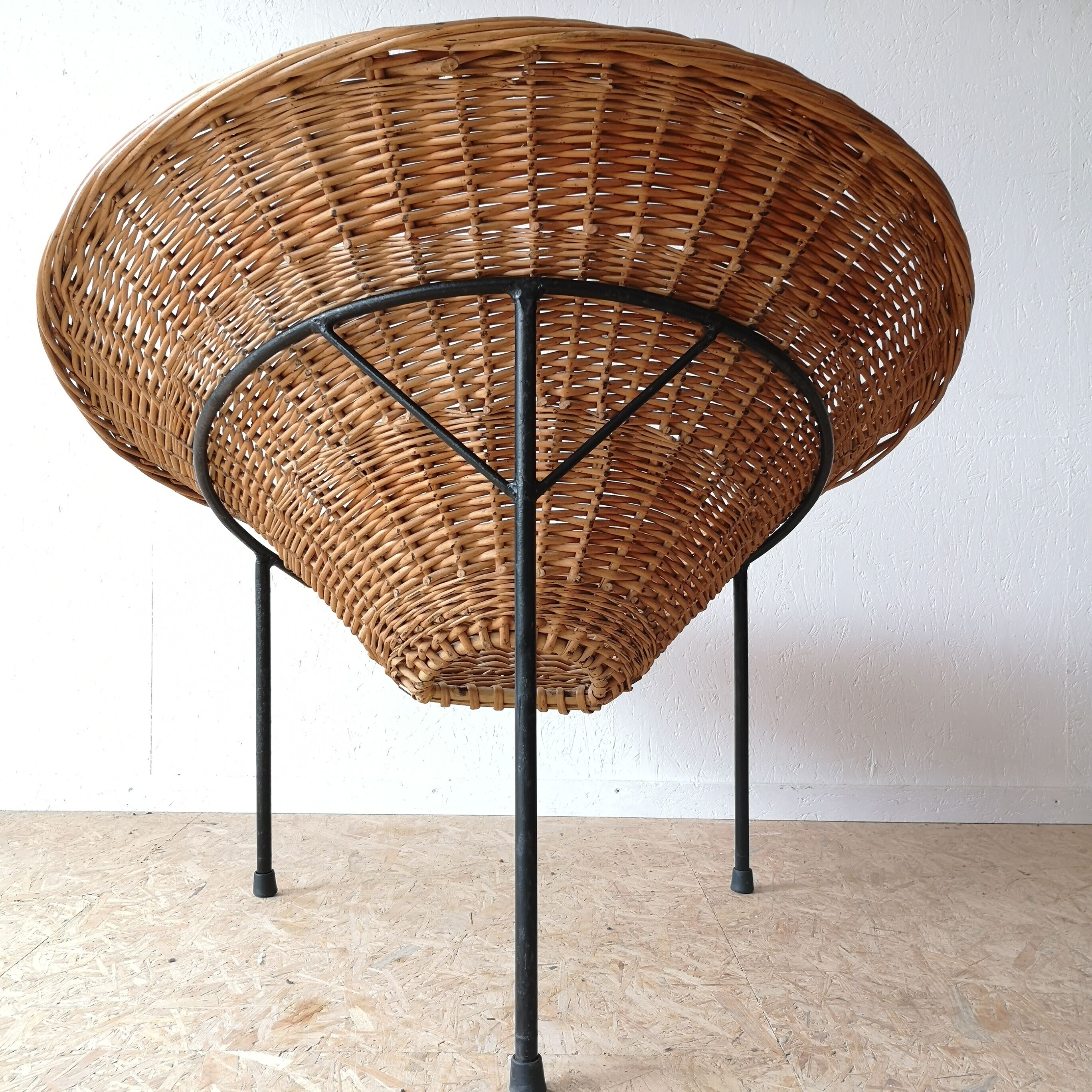 Wicker armchair years 60 tripod