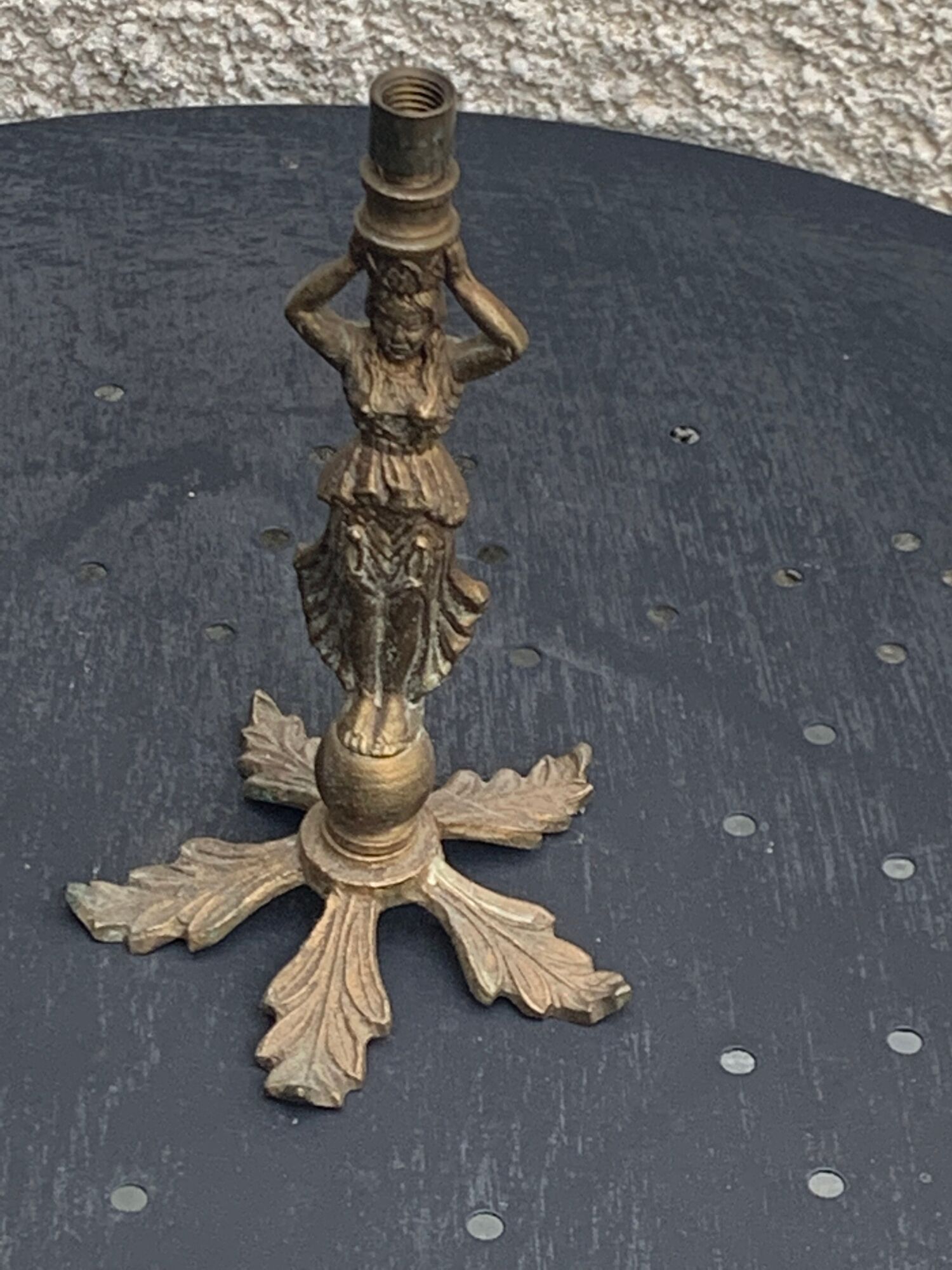 Foot of lamp statuette woman in regulates art deco