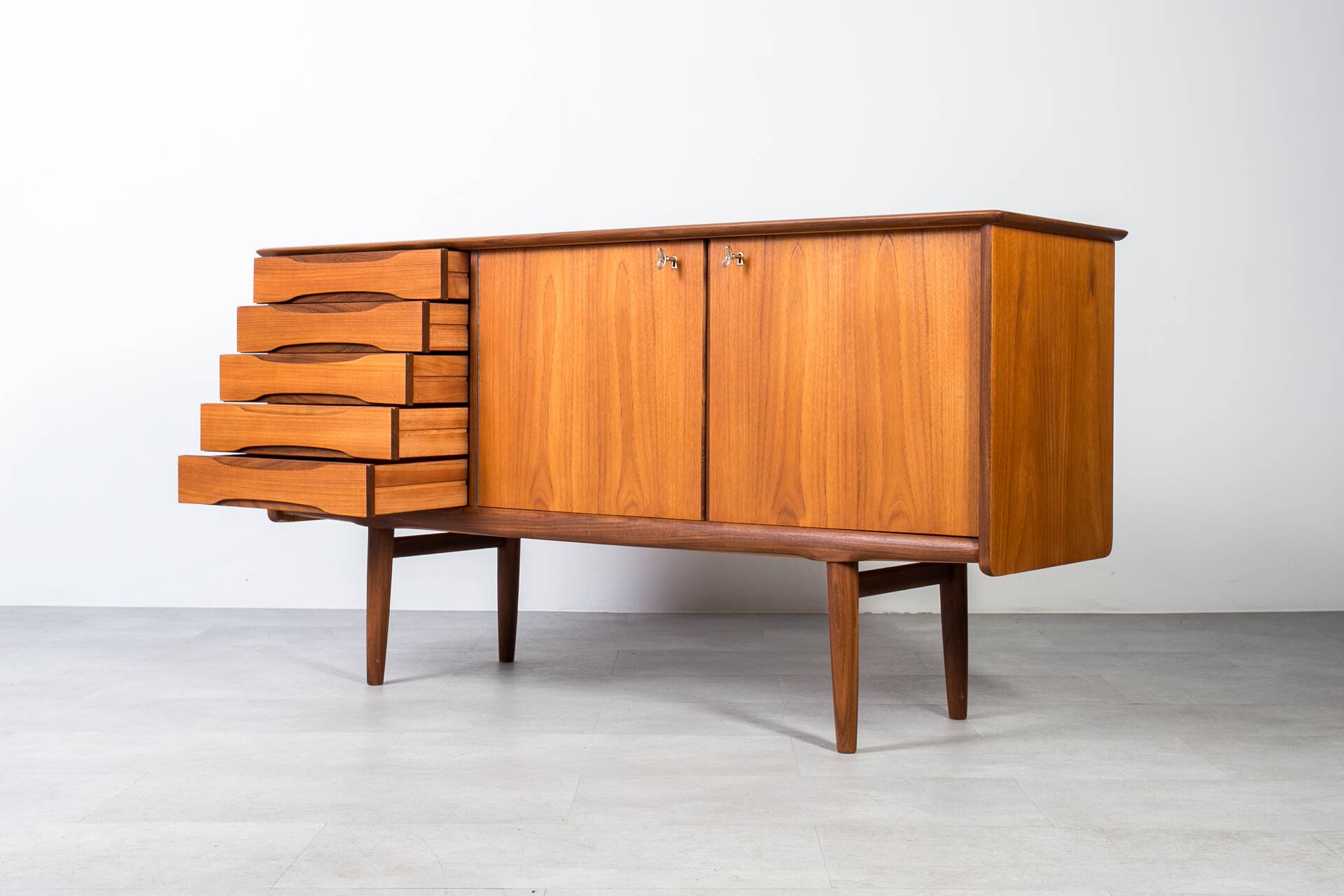 Buffet en teck du milieu du siècle par Brødrene Sørheim, Norvège, années 1960