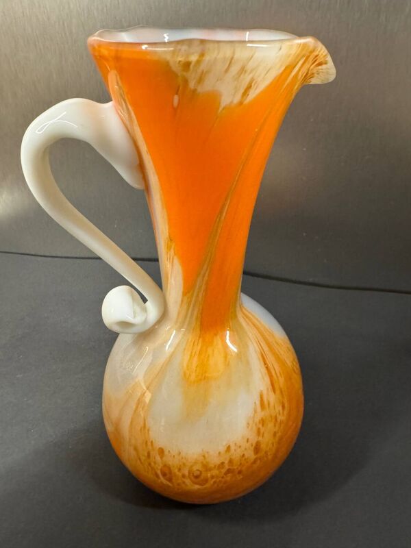 Vase en verre marbré orange et blanc, anse appliquée – Art déco