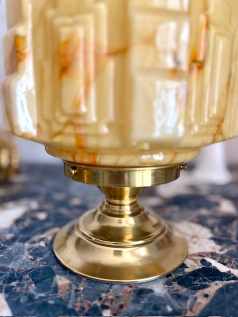 Impressive Art Deco lamp in marbled yellow opaline.