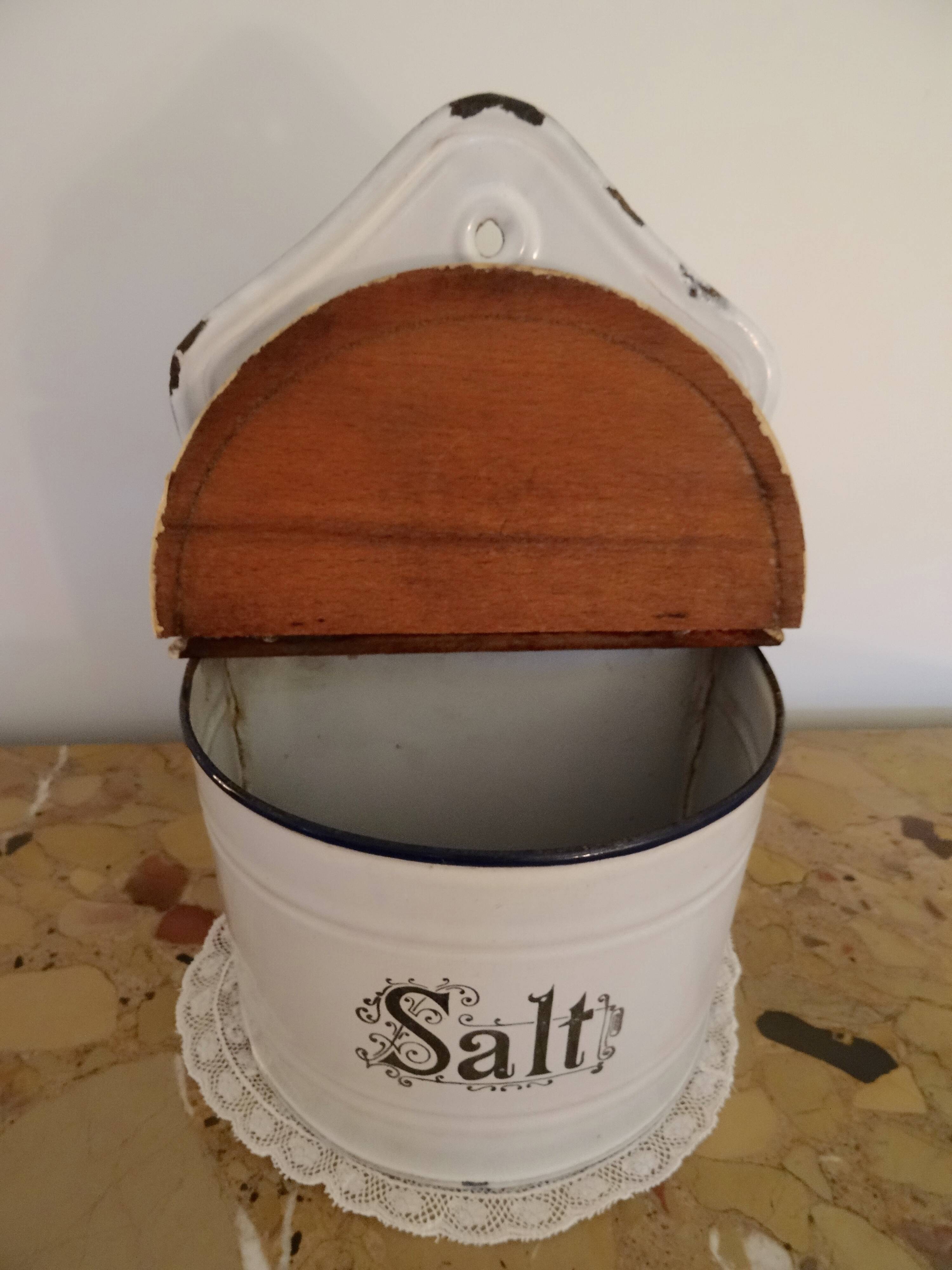 Spice pot for salt