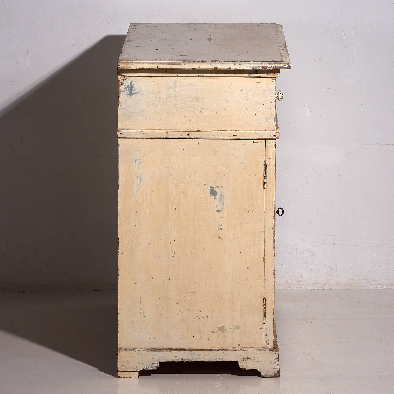 Ancienne commode blanche à deux portes (vers 1920)