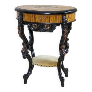 Table de couture incrustée