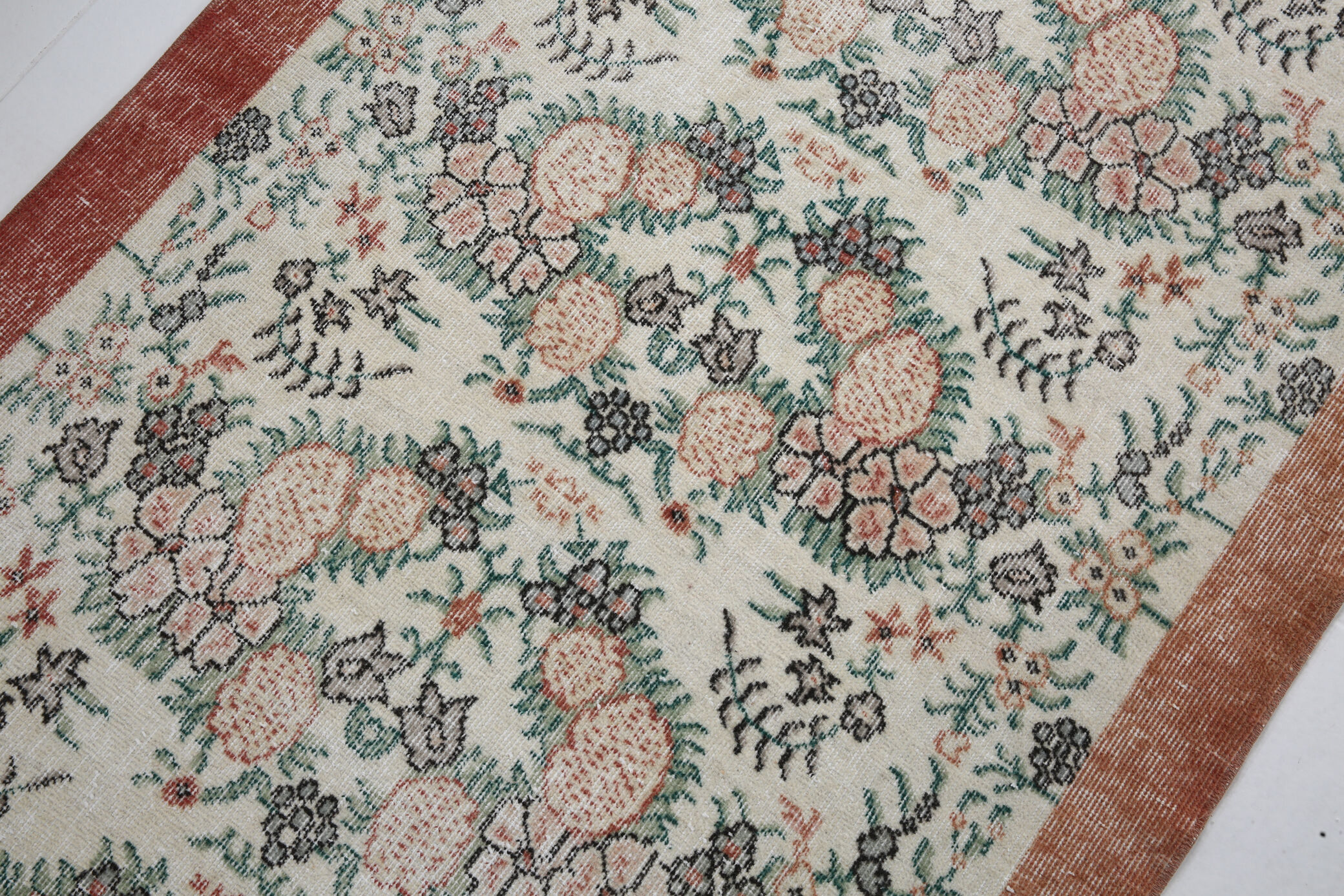 Coral red farmhouse floral rug 206x112cm