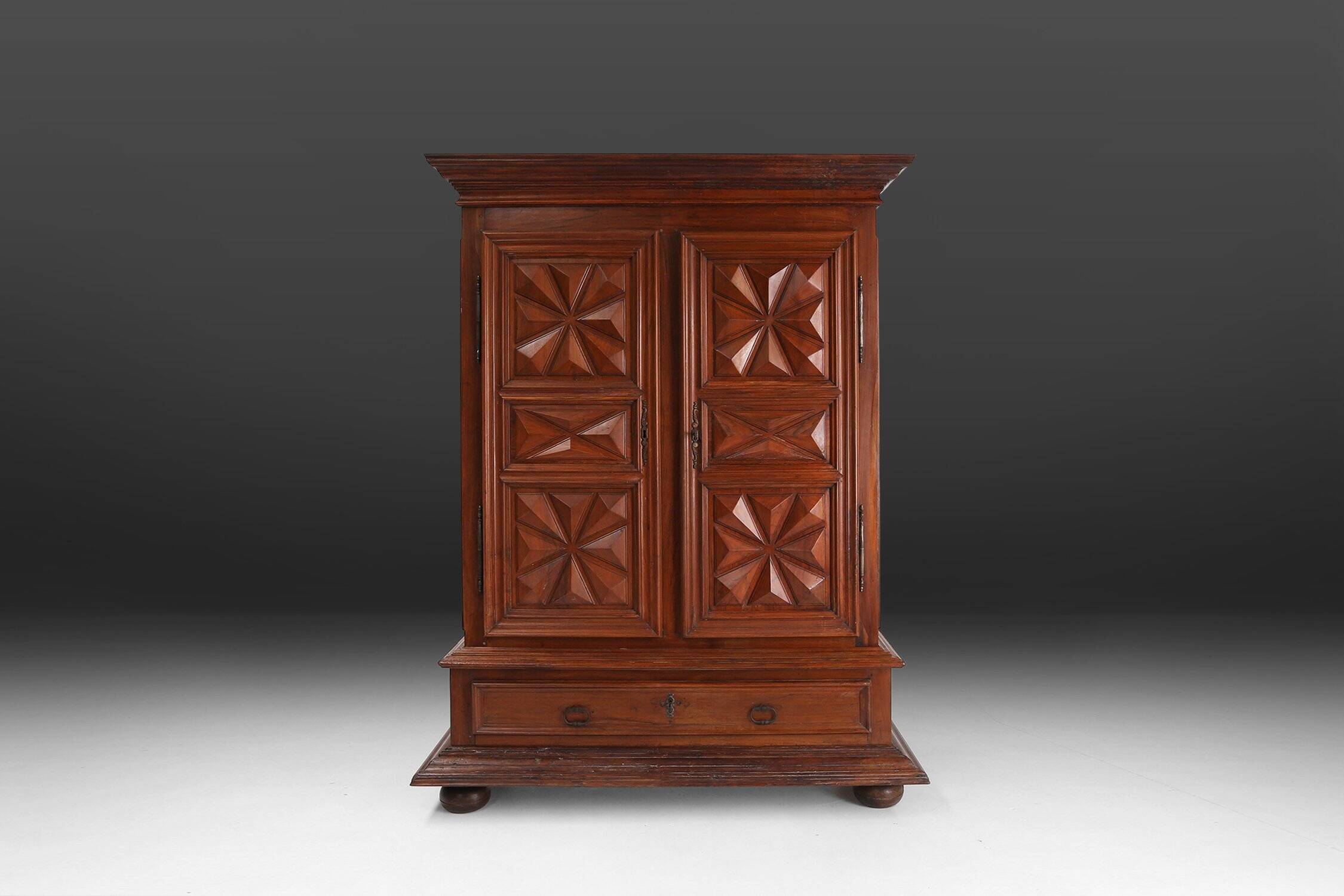 Armoire en chêne Louis XIII du début du XVIIe siècle avec sculpture géométrique