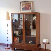 Bibliothèque vitrée en noyer, esprit Art déco, années 60