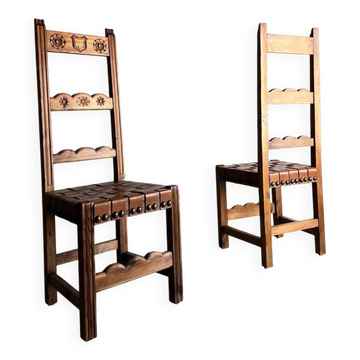 Deux chaises de salle à manger brutalistes en bois sculpté avec assise en cuir | Pays-Bas | Années 1970