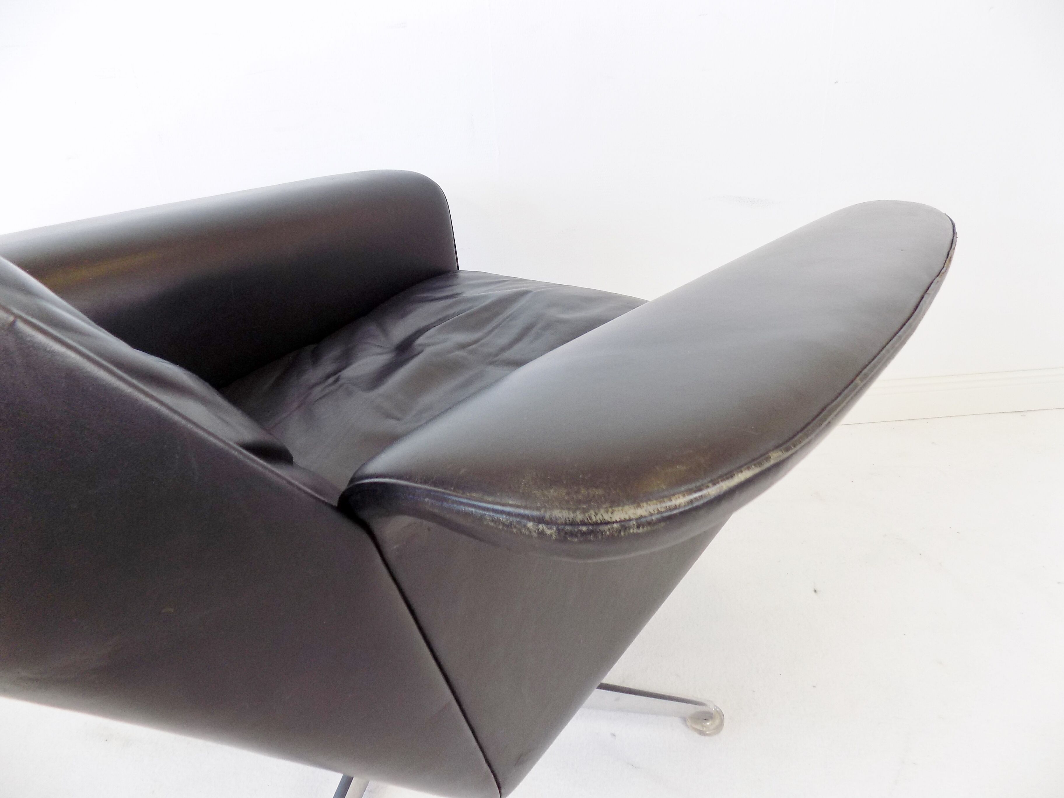 Fauteuil Kaufeld Siesta 62 en cuir noir par Jacques Brule