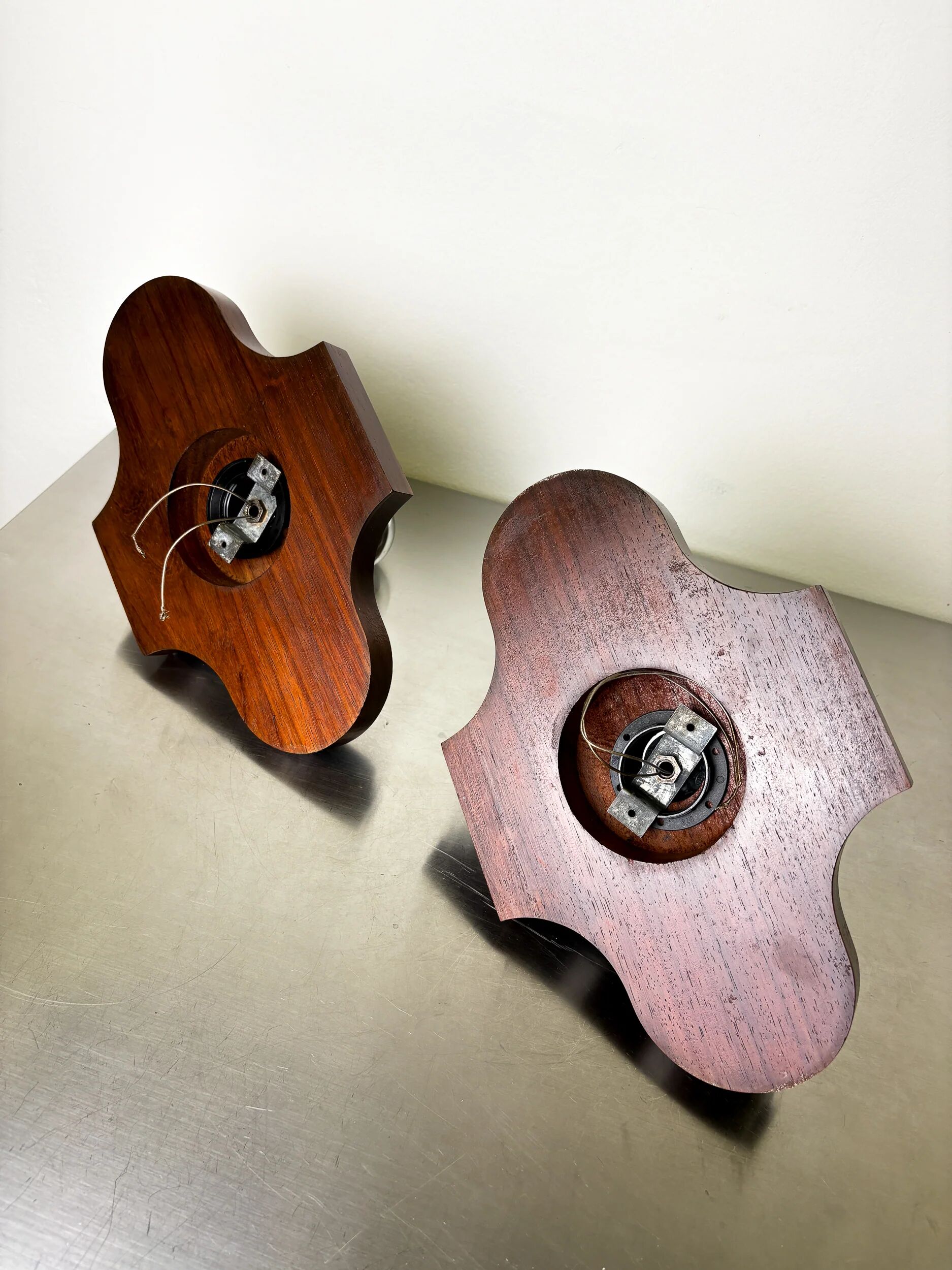 Paire de appliques murales géométriques Art Déco, en bois brun sculpté, France, années 1960.