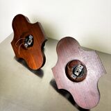 Paire de appliques murales géométriques Art Déco, en bois brun sculpté, France, années 1960.