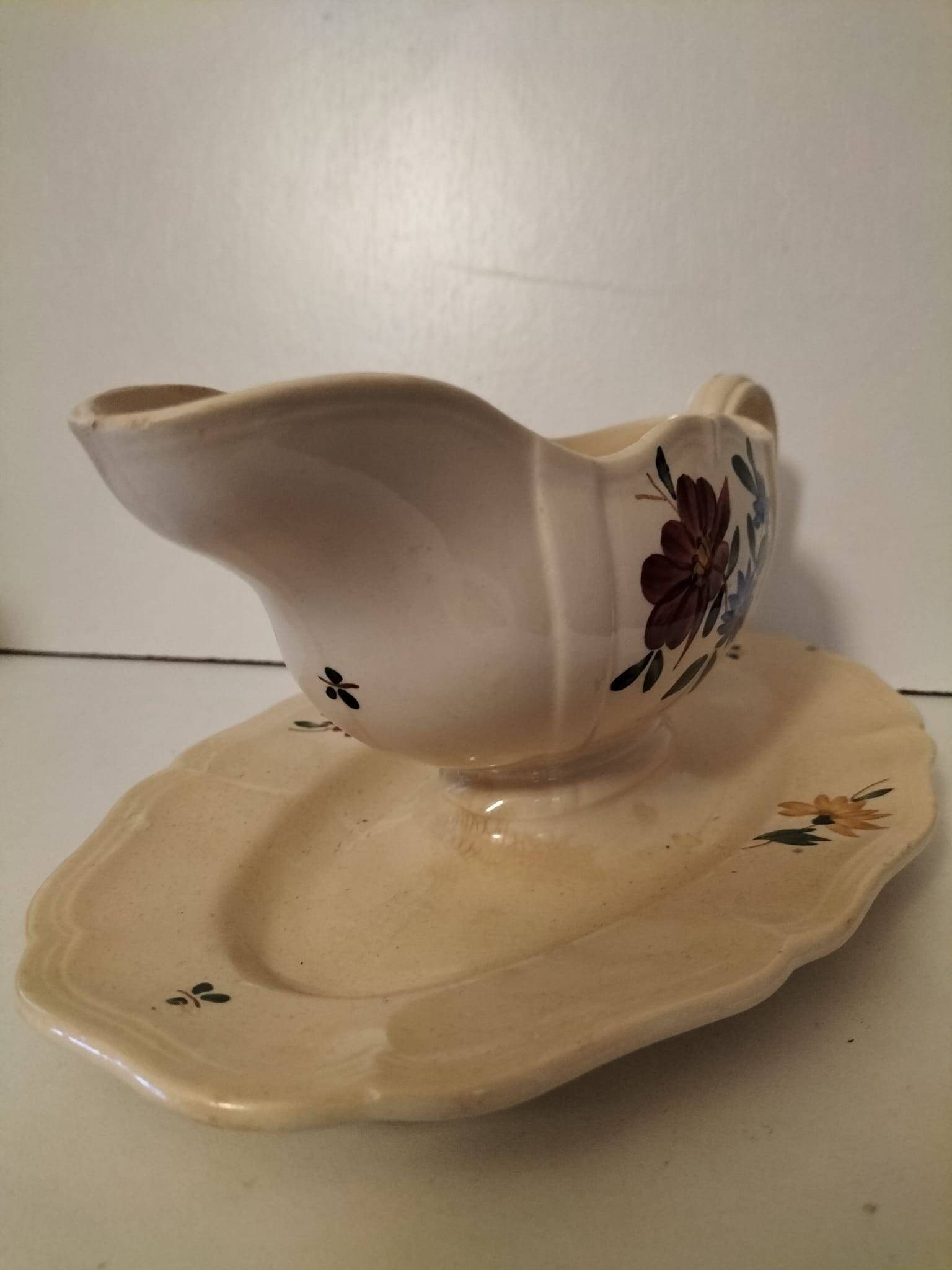 Old gravy boat Sarreguemines Digoin collection.