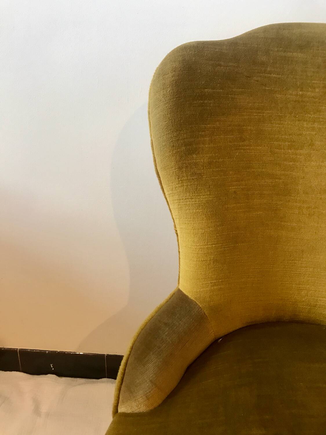 Toad armchair in gold velvet