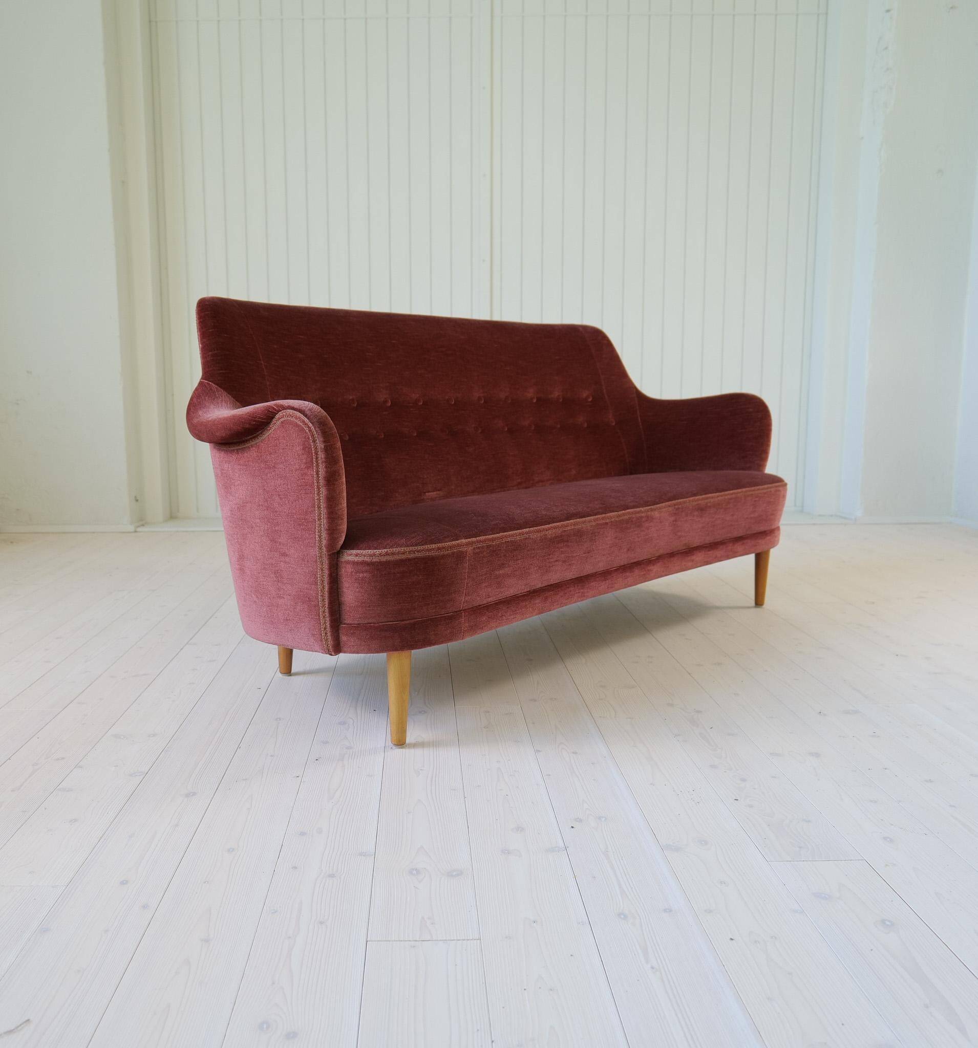 "Samsas" canapé in rare velvet by Carl Malmsten from the mid-century, Sweden, 1960s.