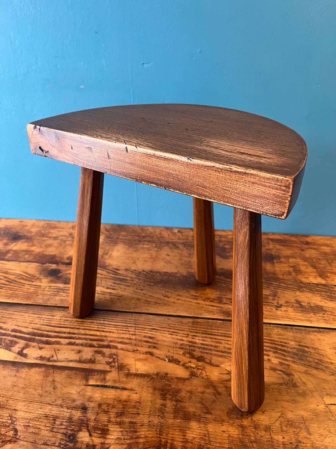 Tabouret tripode en orme