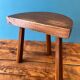 Tabouret tripode en orme