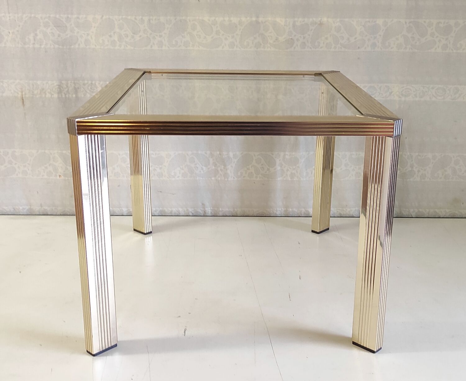 Side table in gold metal and glass - 70s/80s