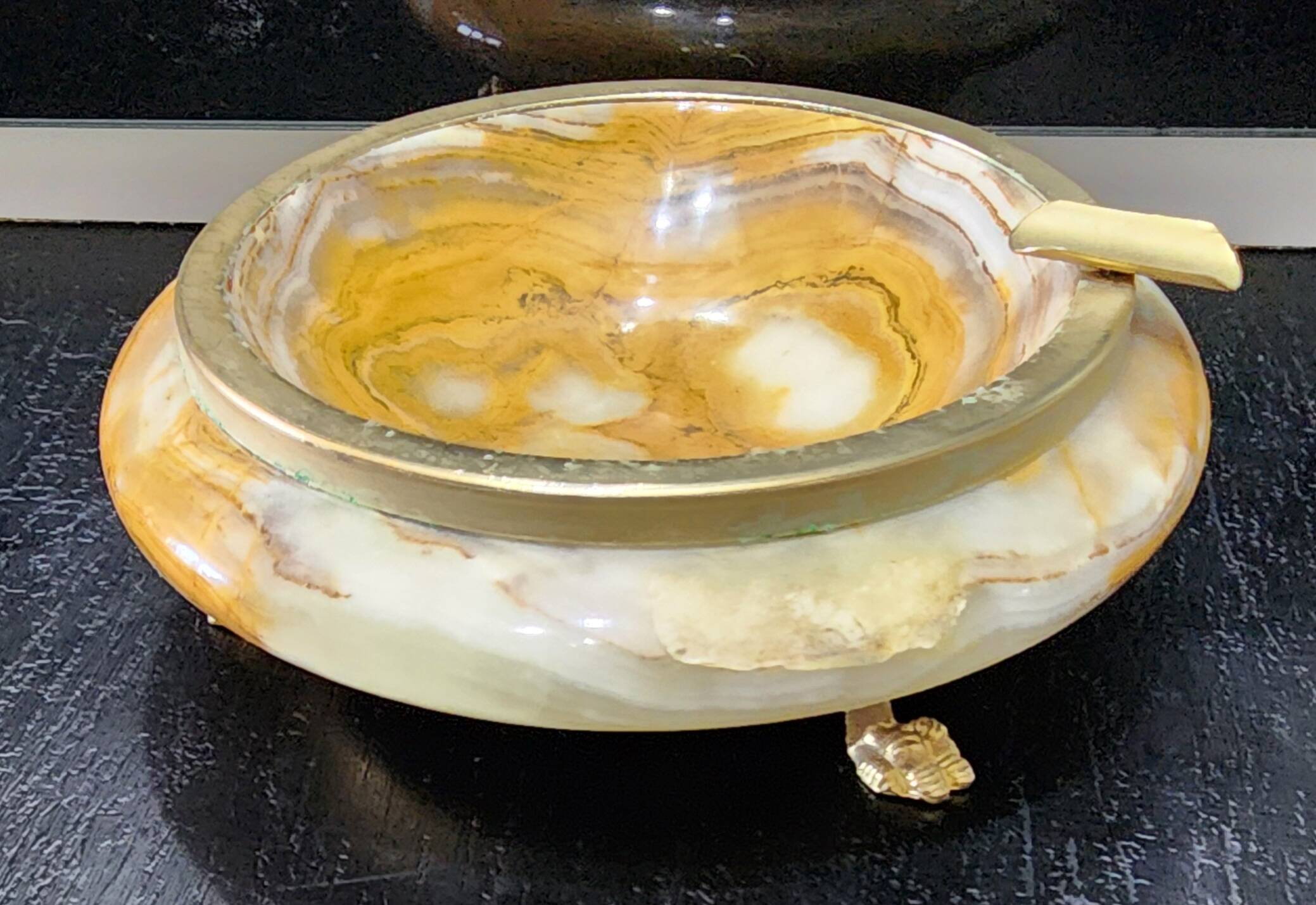 Vintage table lighters + 2 onyx ashtrays – decorative set