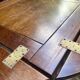 Table basse de bateau vintage pliante en bois et laiton