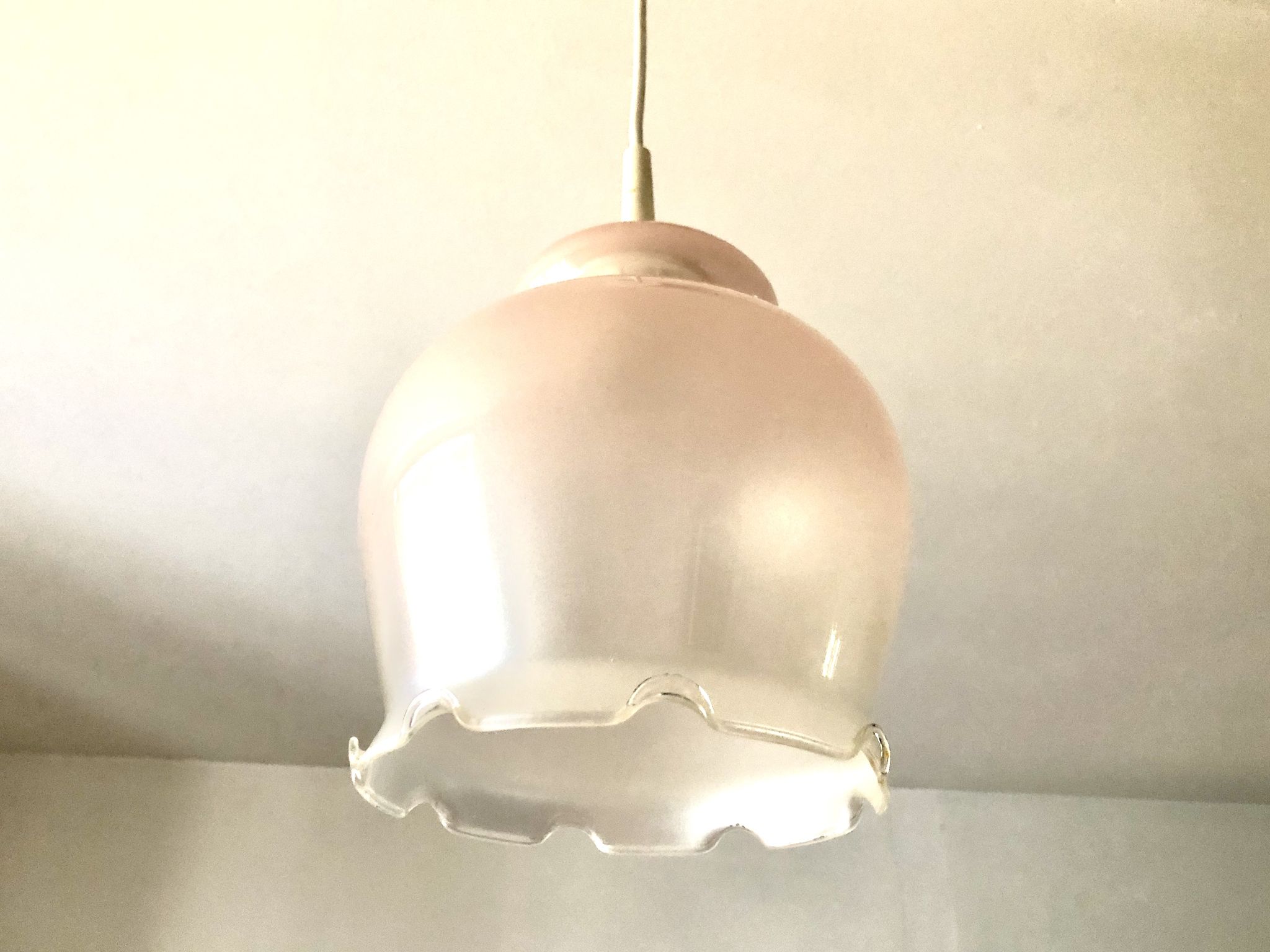Suspension verre dépoli à volants rose nacré 1960
