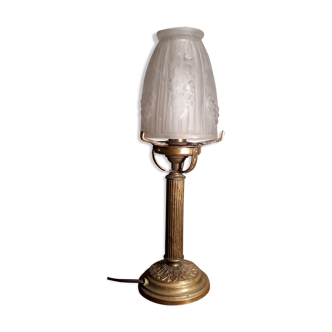 Lampe laiton pied bronze verre moule et presse opaque  motif feuille et grappe de raisin