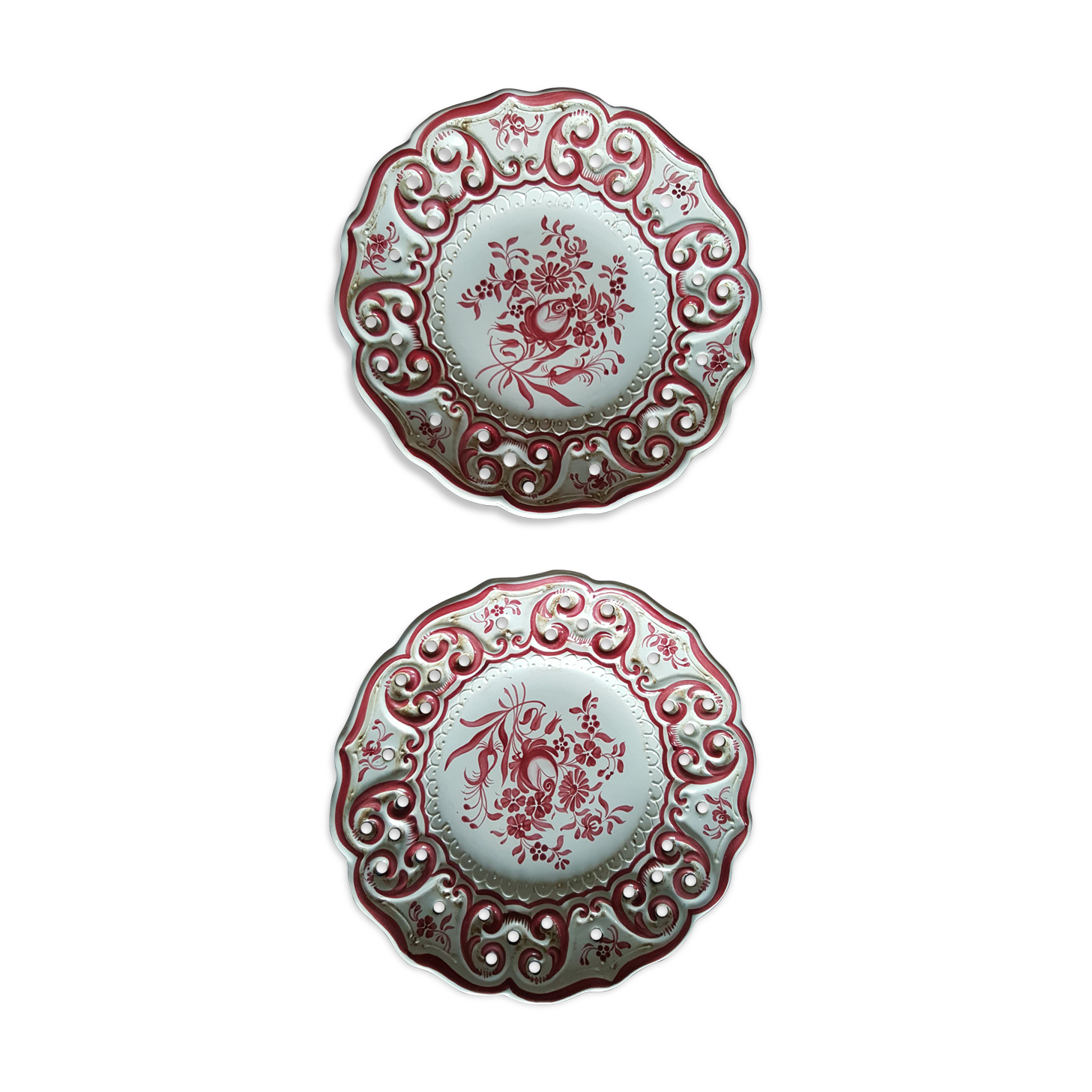 Old plates opened in handmade floral decoration