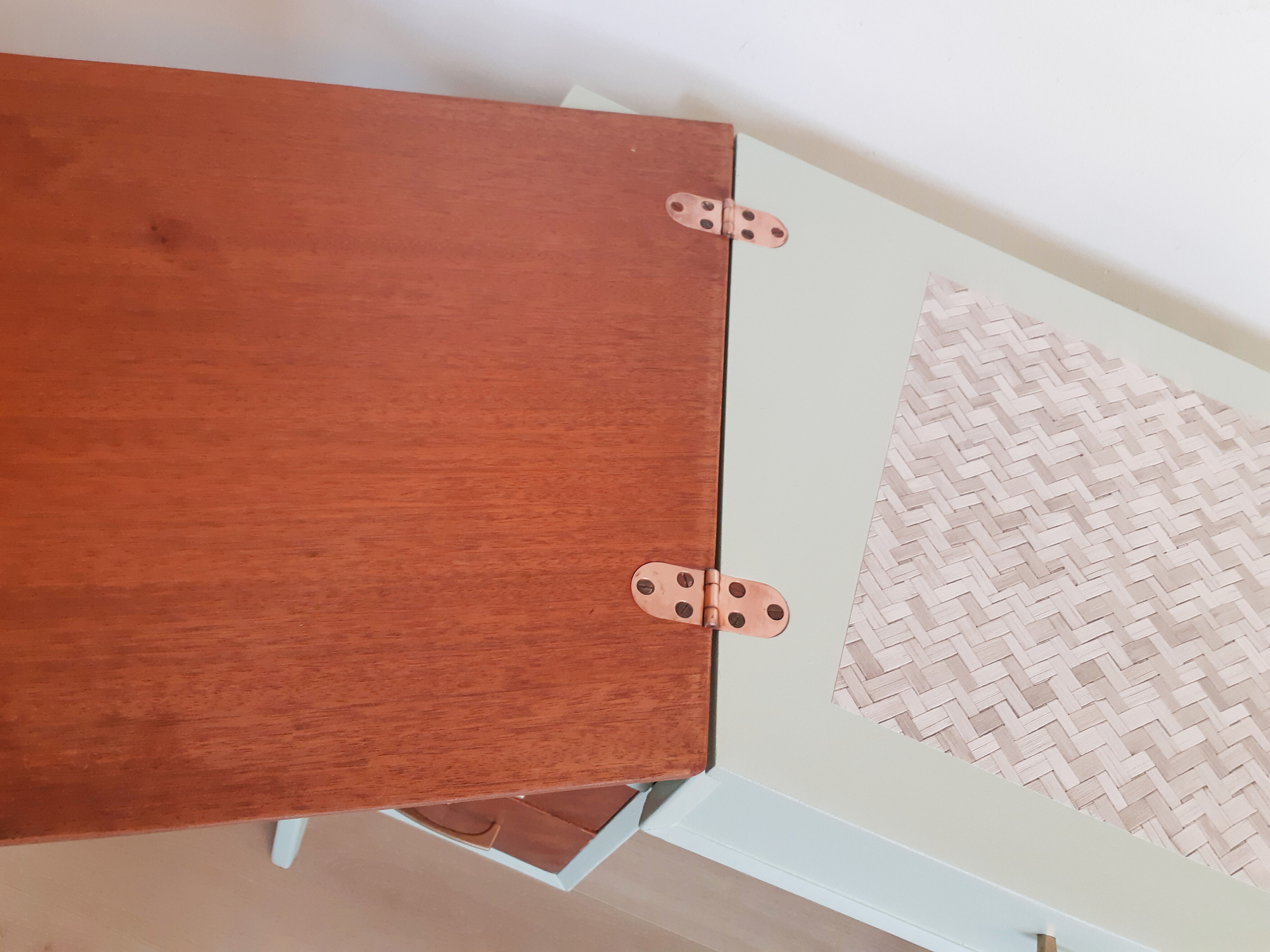 Bureau en bois vintage années 50 vert d'eau pieds compas