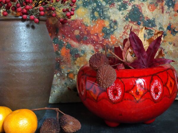 Vase tripode céramique à l'émail rouge vif vintage