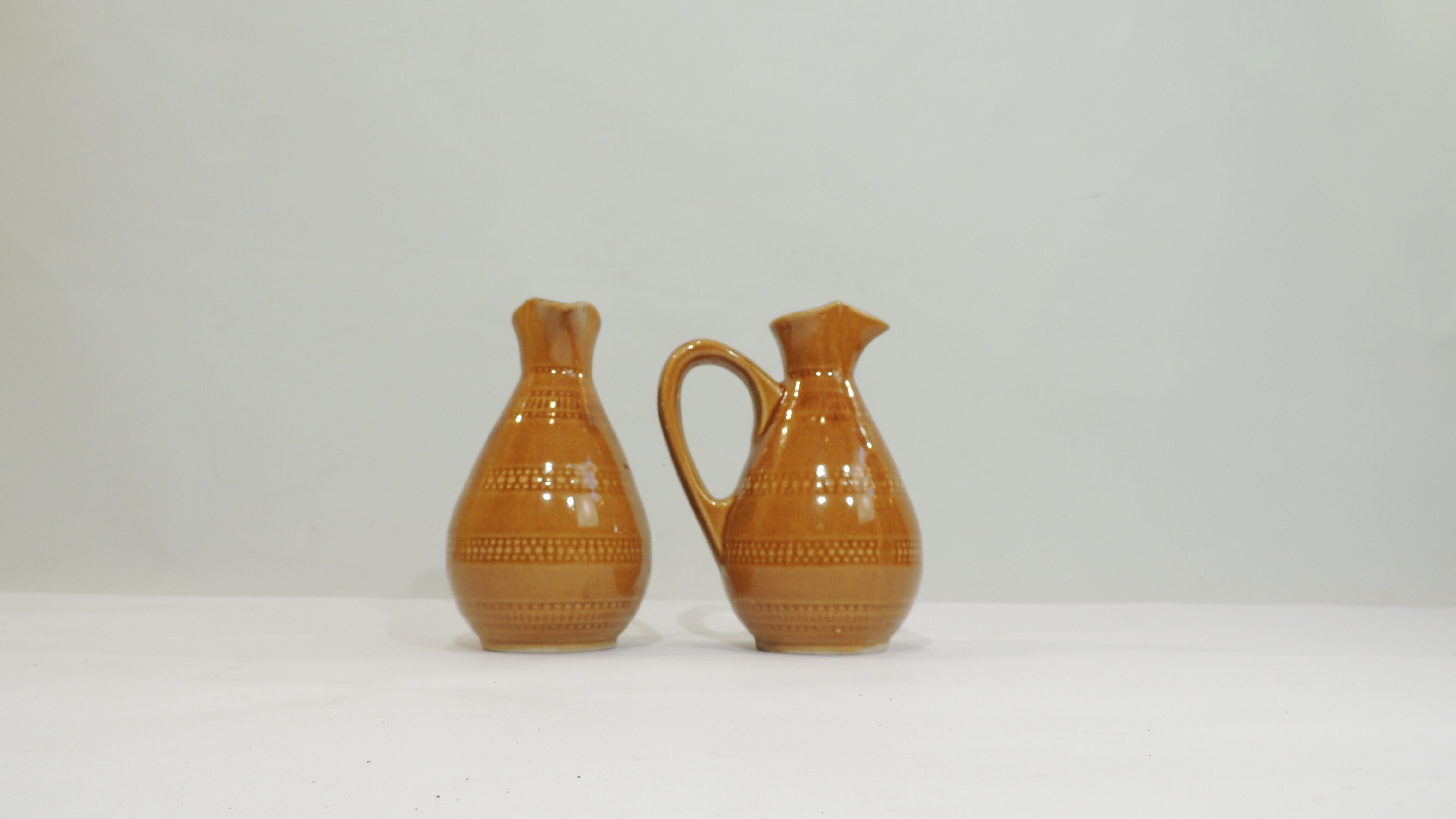 Paire de pichets en grès vintage