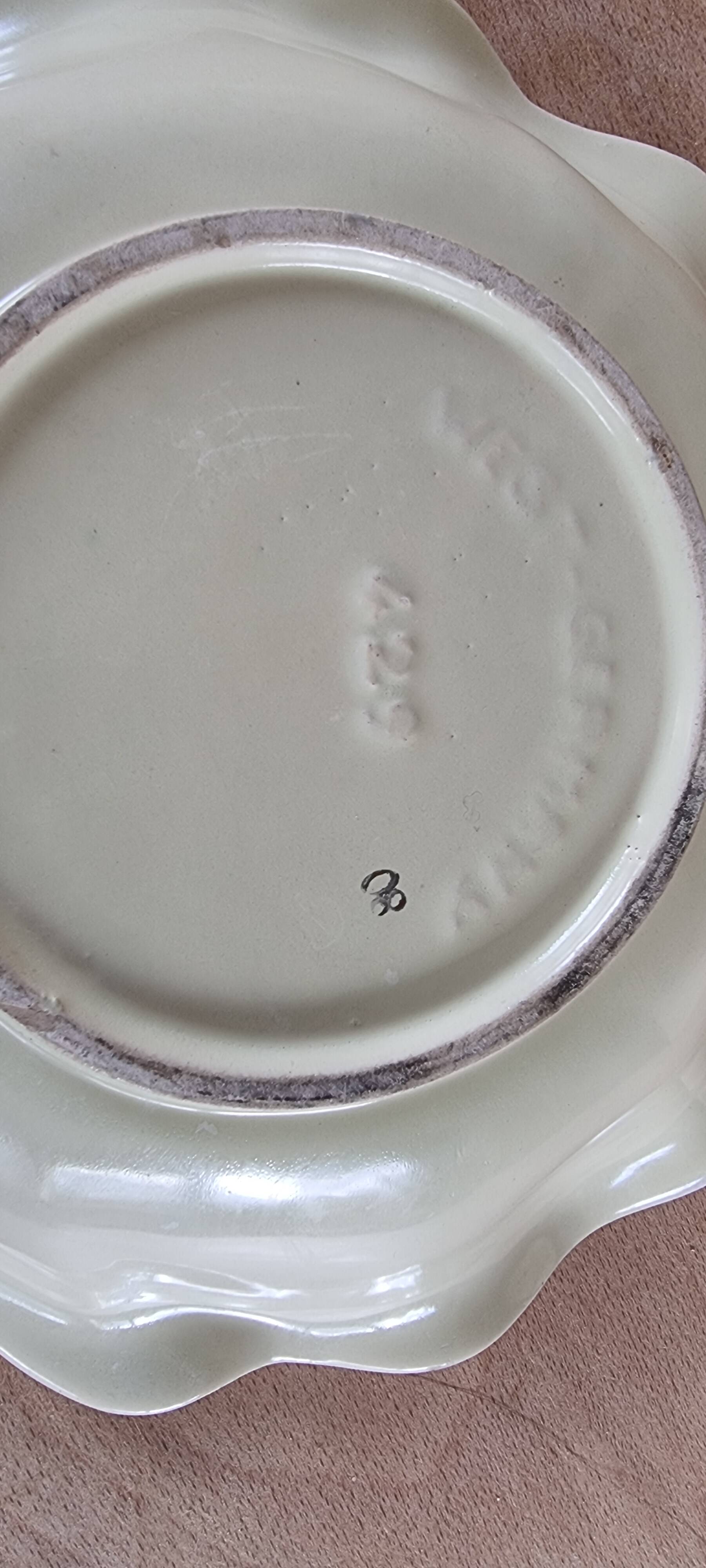 Plat en faïence du milieu du siècle