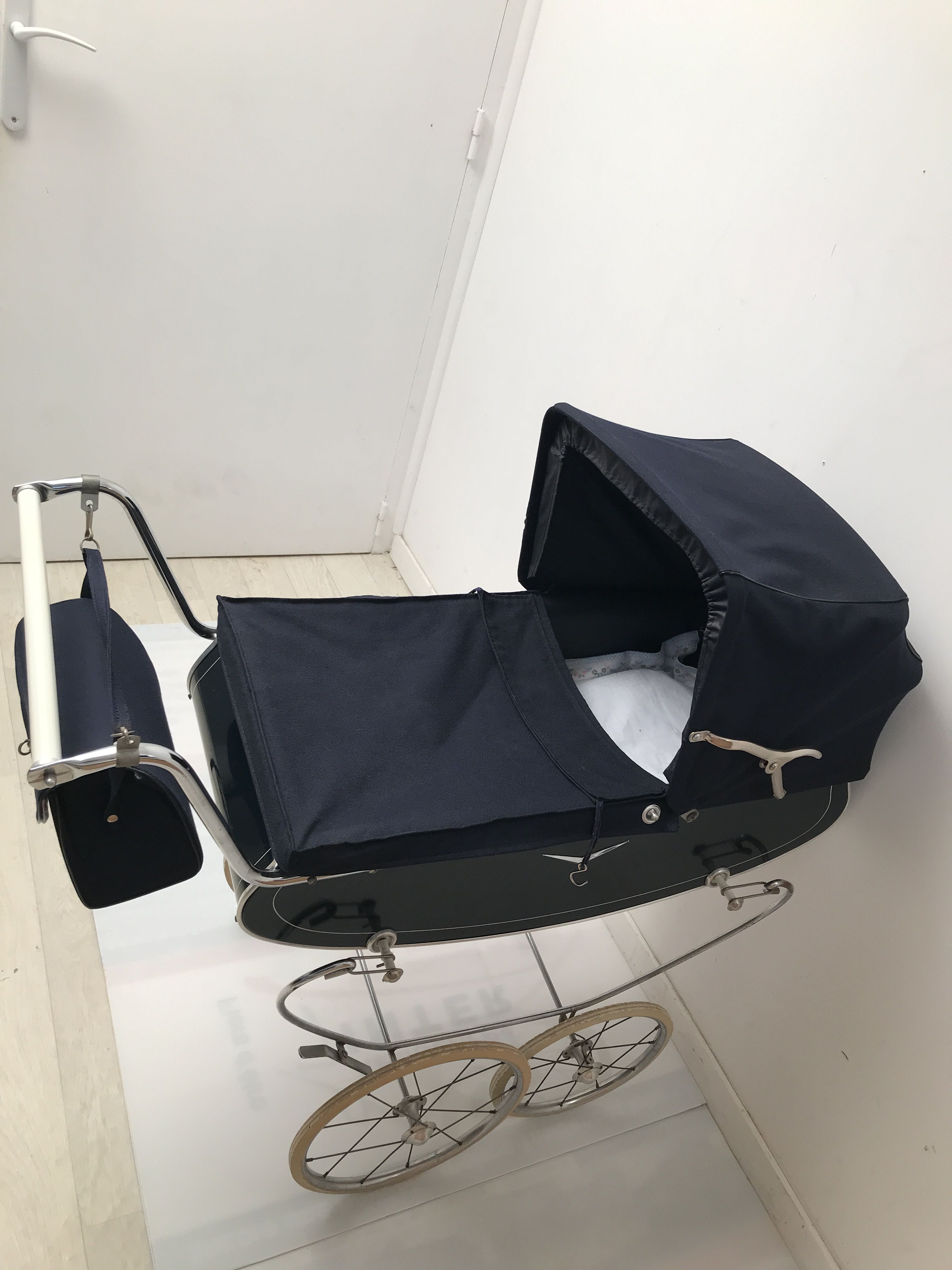 Pram, vintage English style carrycot 60/70s