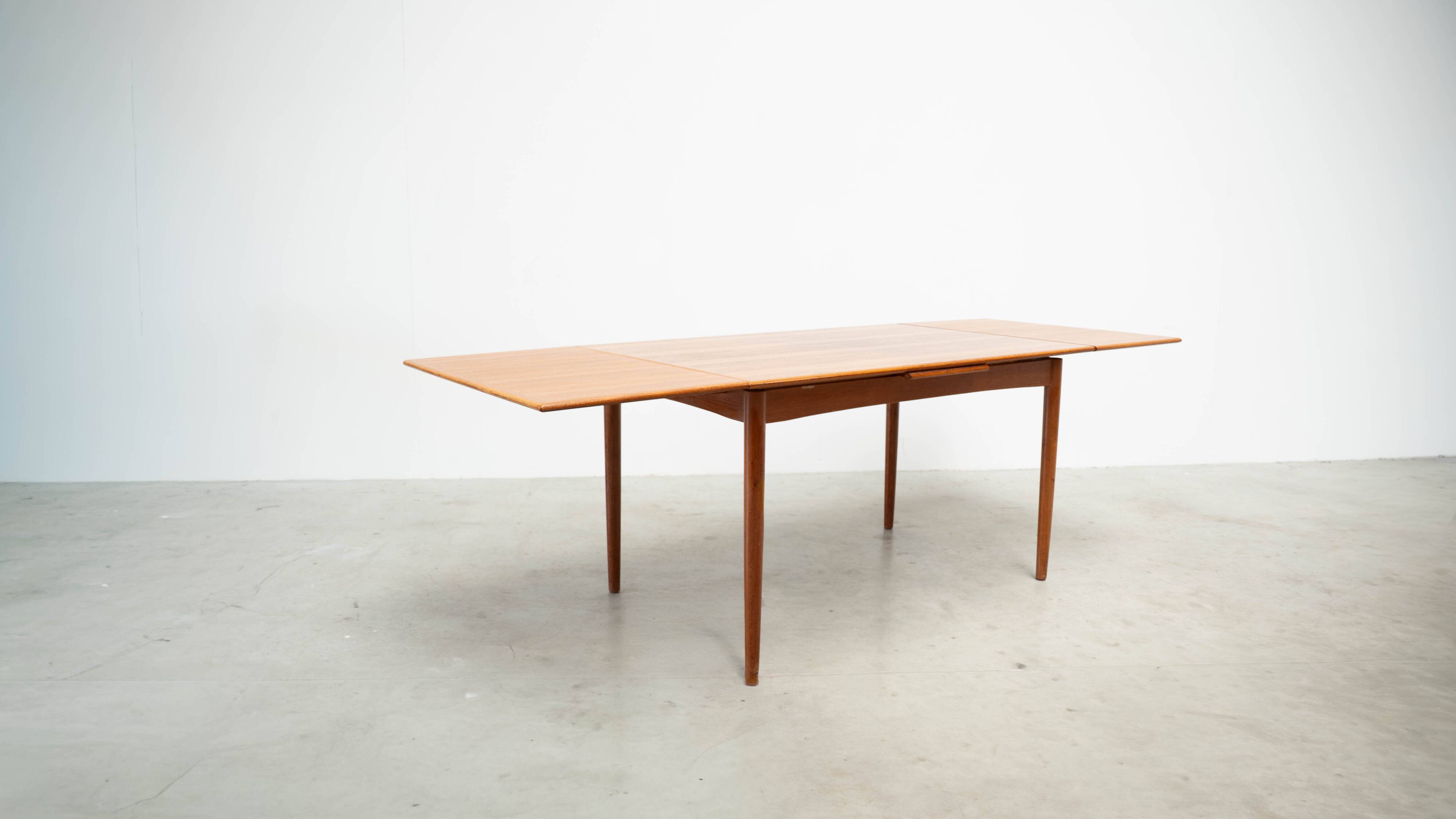 Niels O Moller dining table