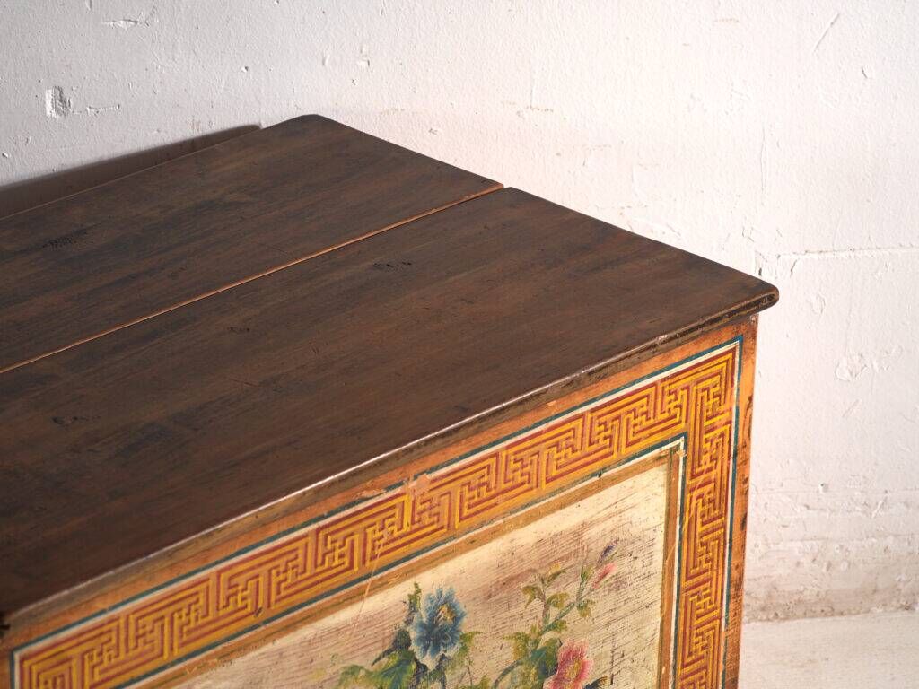 Coffre ancien chinois à panneau peint en orme – Chine, vers 1900