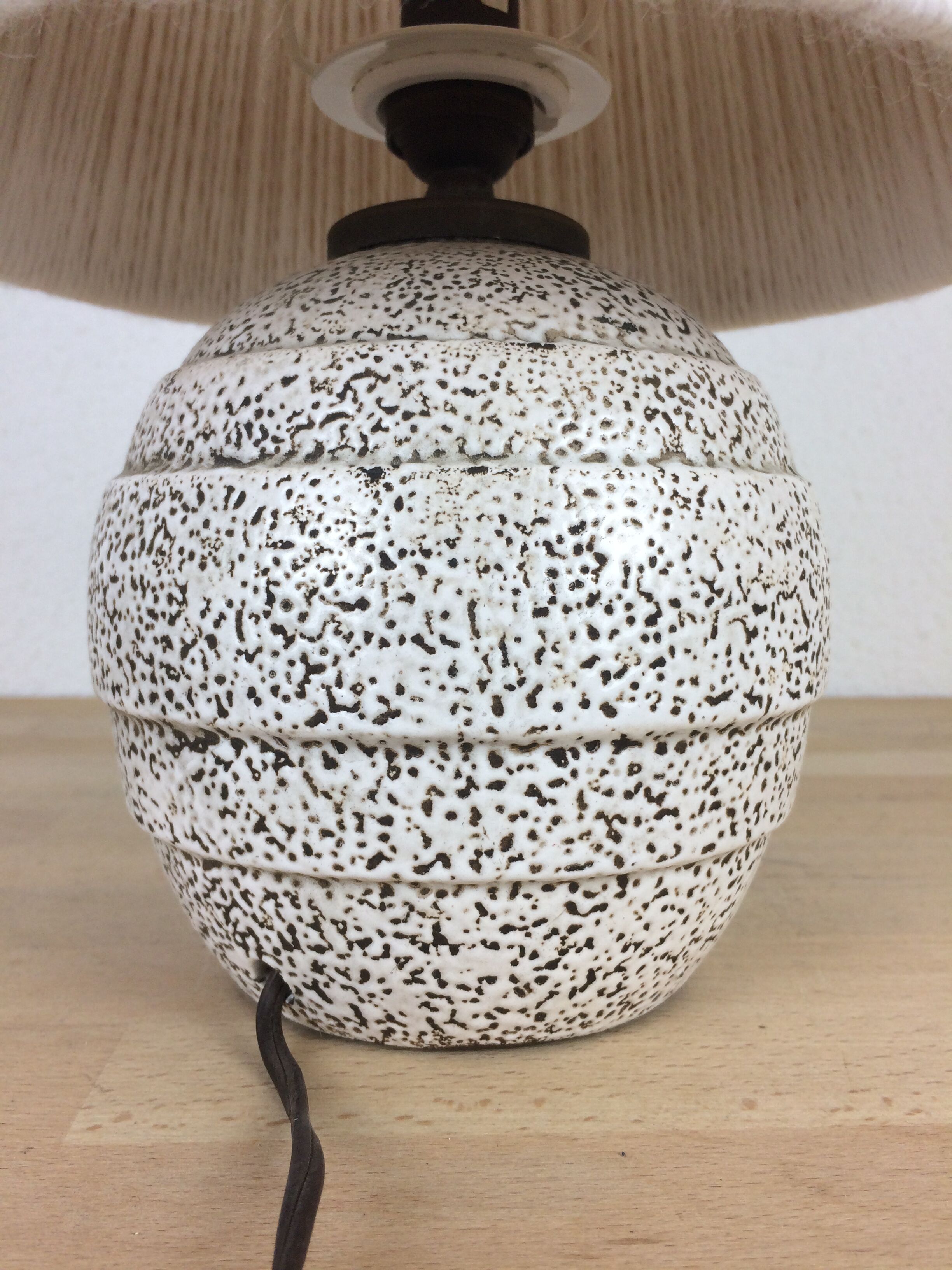 Lampe boule art déco, céramique crispée blanche, abat jour laine