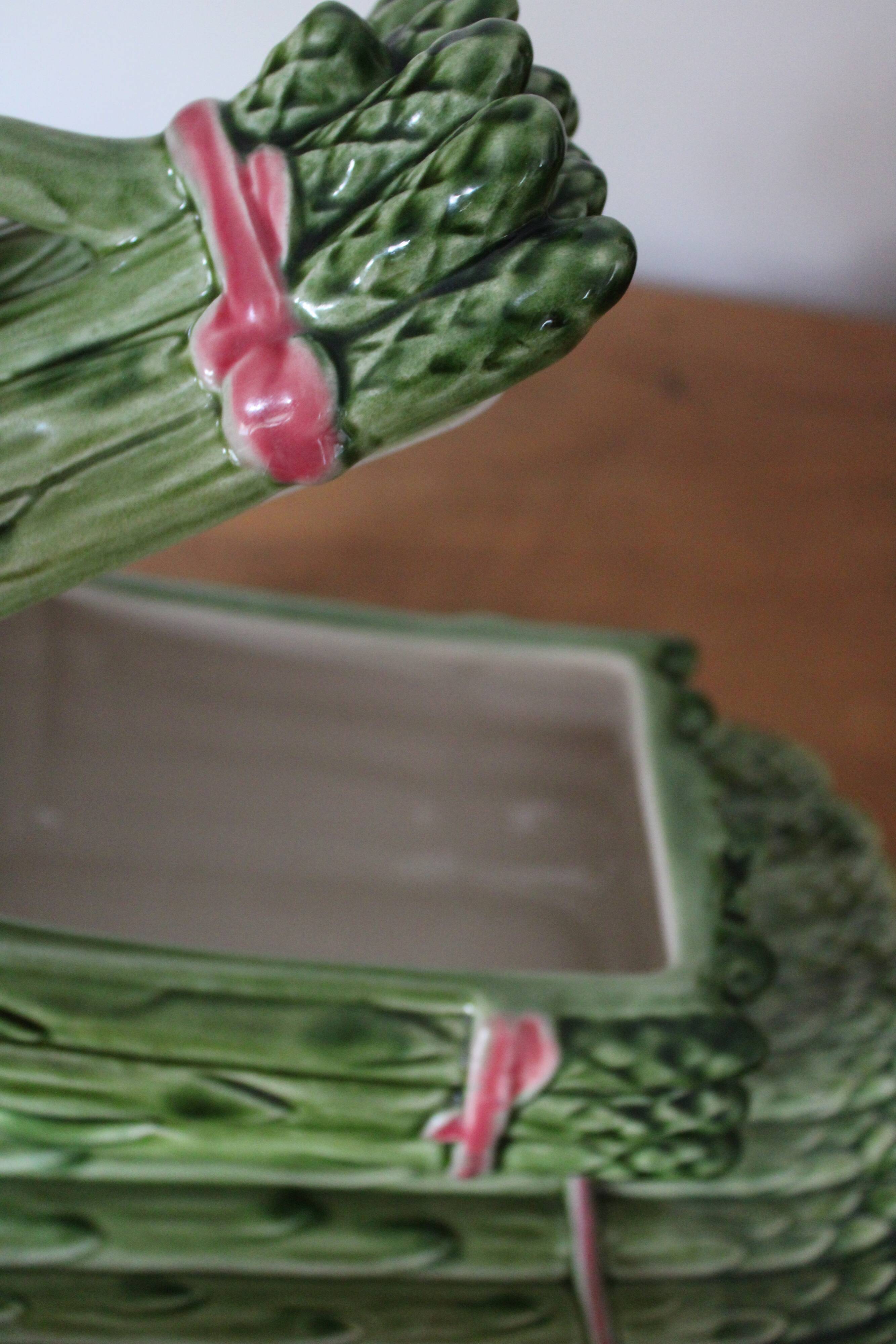 Saucer in the shape of asparagus