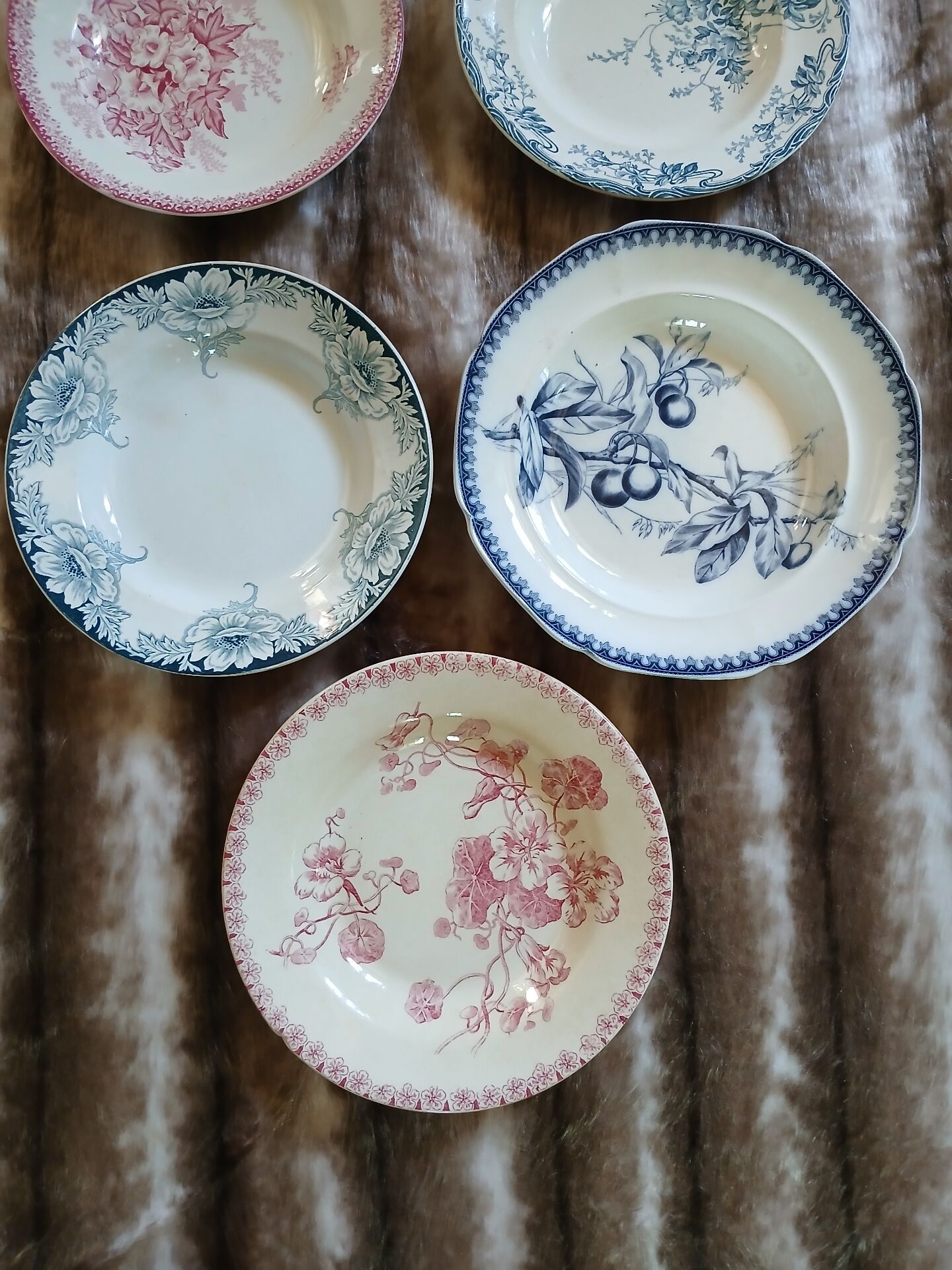 9 assiettes creuses anciennes dépareillées 