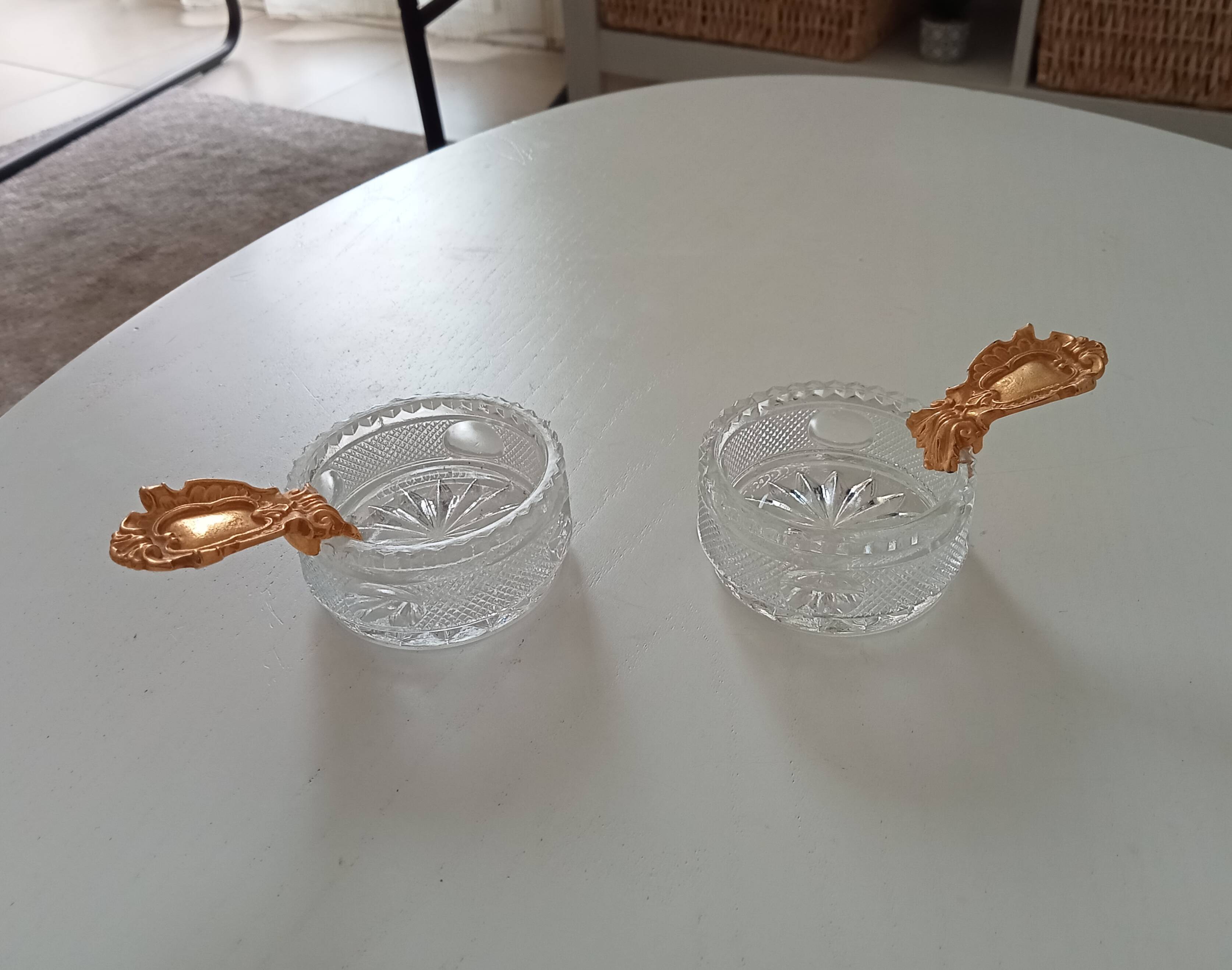 Individual ashtray in molded glass and gold aluminum