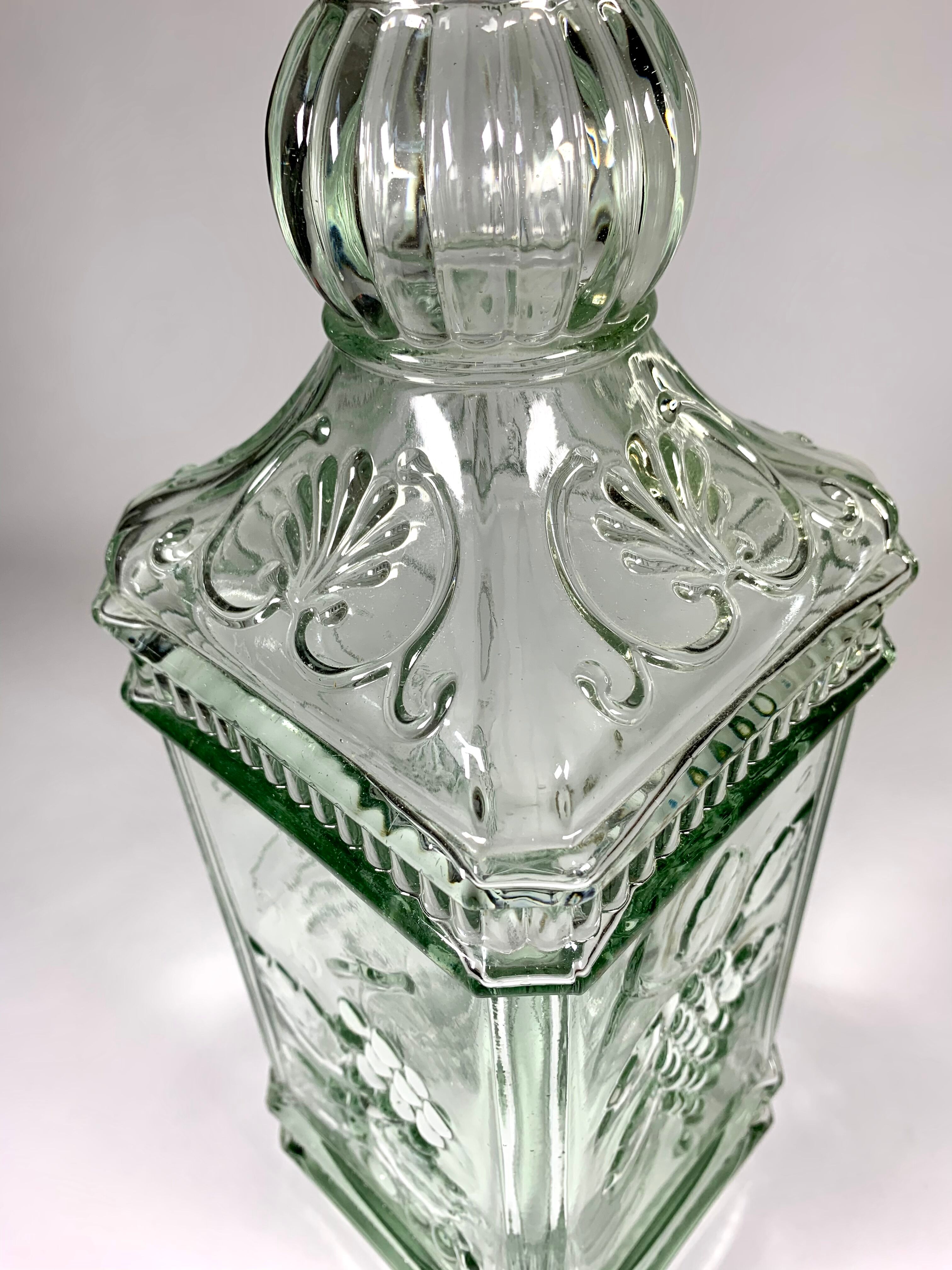 Quadrangular glass fountain and brass tap