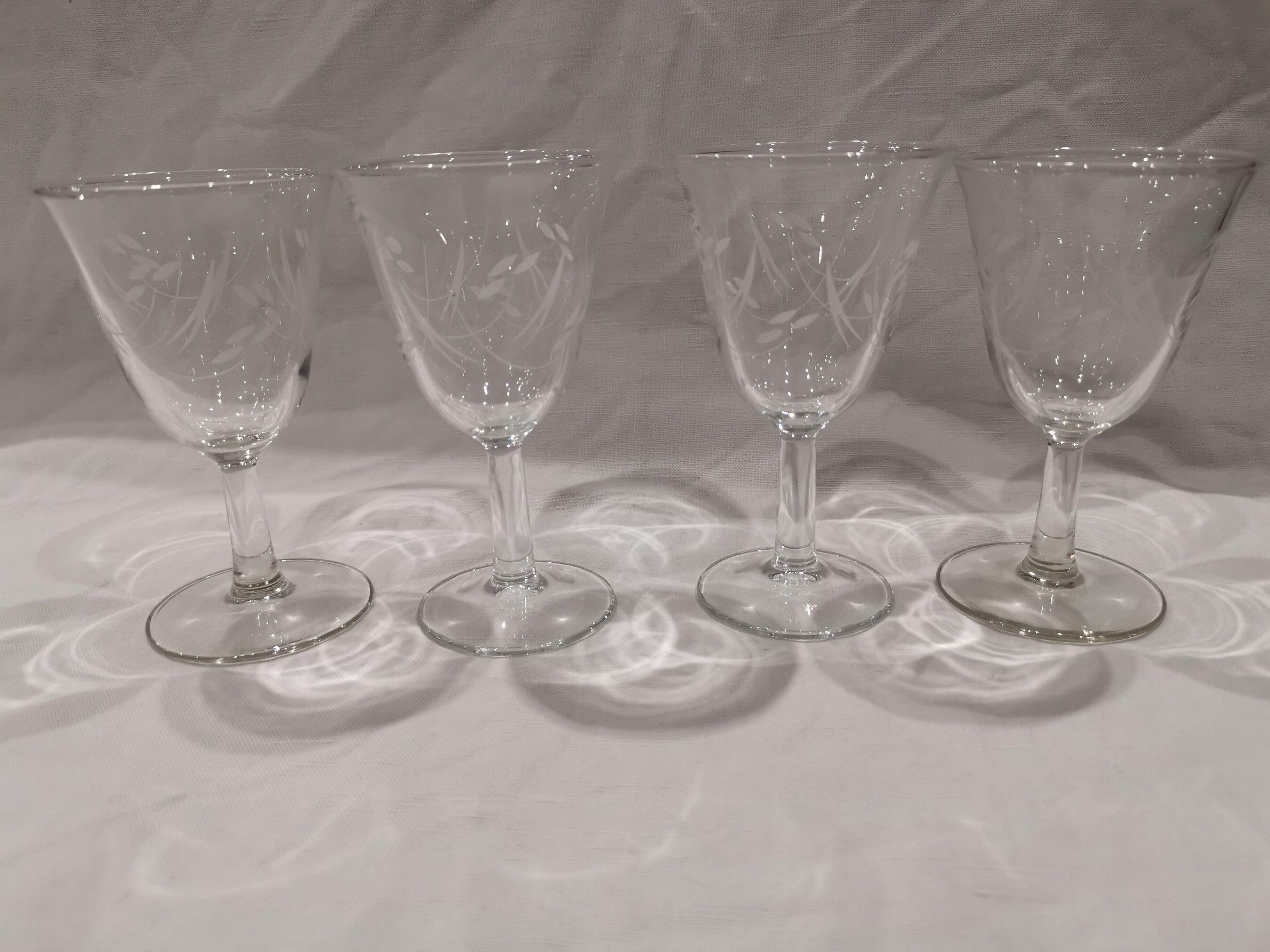 Set of 4 wine or aperitif glasses on semi-crystal stem