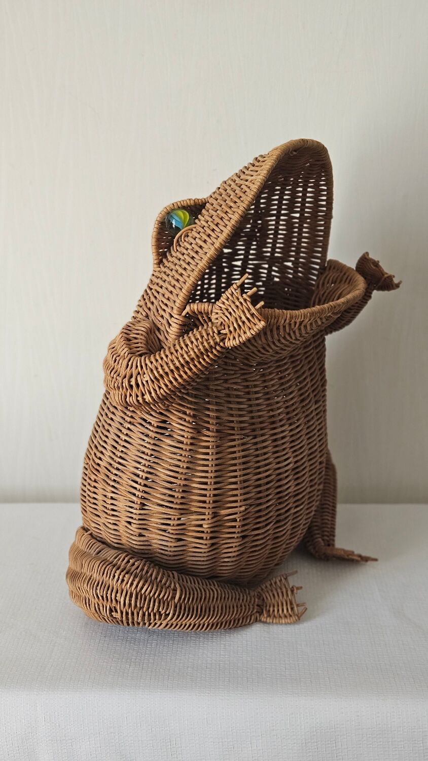 Vintage rattan frog magazine rack