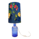 Lampe de table en verre bleu avec abat-jour à fleurs d'origine - années 1960