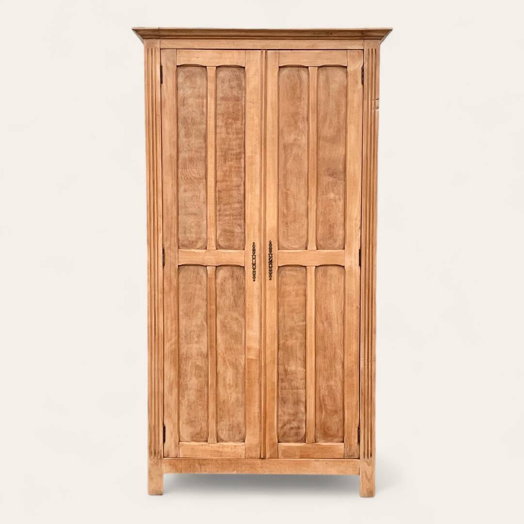 Armoire parisienne panneautée en bois brut, 1930